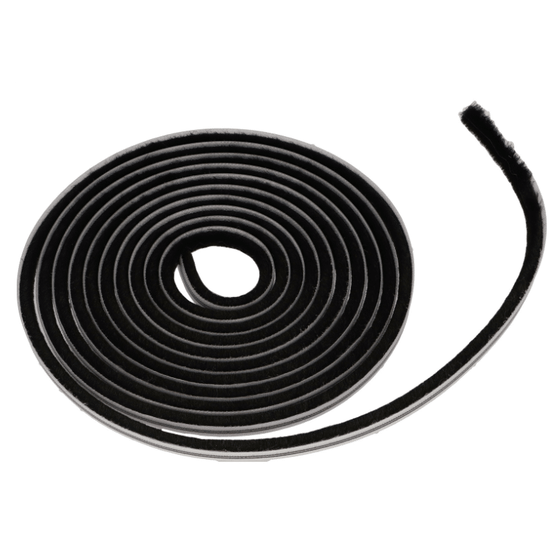 Aufgerollter Bürstenkeder -wird zwischen Griffleiste und Verbindungsprofil montiert, um das Rollo gegen Insekten abzudichten